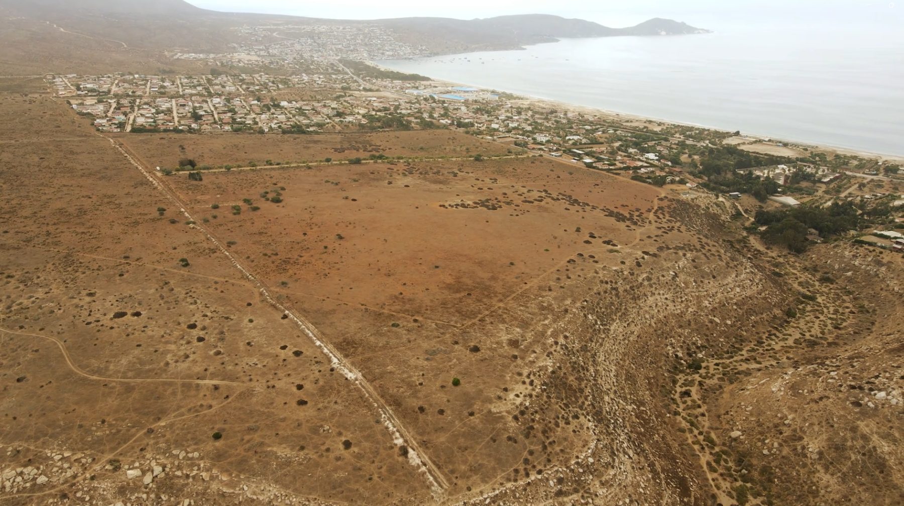 El terreno visto desde el aire con la bahía al fondo